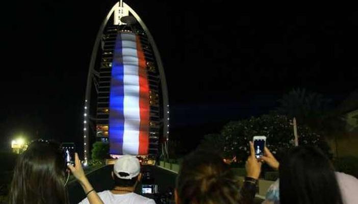 بالفيديو.. رفع علم فرنسا وحظر العلم الفلسطيني في دبي