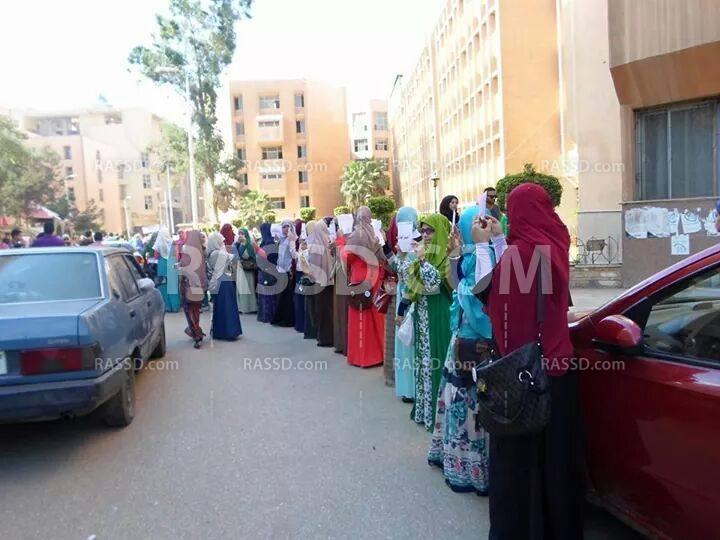 سلاسل بشرية في جامعة المنوفية تحت شعار “لا لفصل الطلاب”