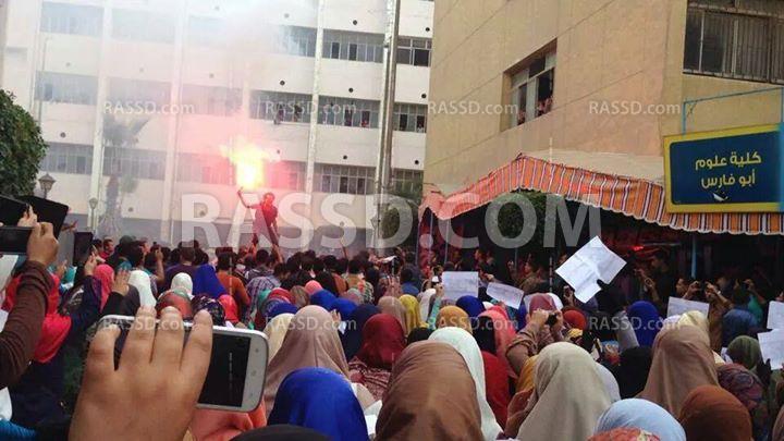 شماريخ وهتافات مناوئة للانقلاب في جامعة الزقازيق