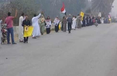 سلسلة بشرية لأهالي طامية في الفيوم رفضًا للانقلاب