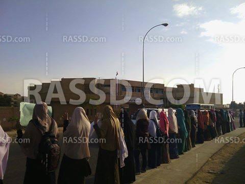 سلسلة بشرية في جامعة السادات تنديدًا بقتل طالب عين شمس