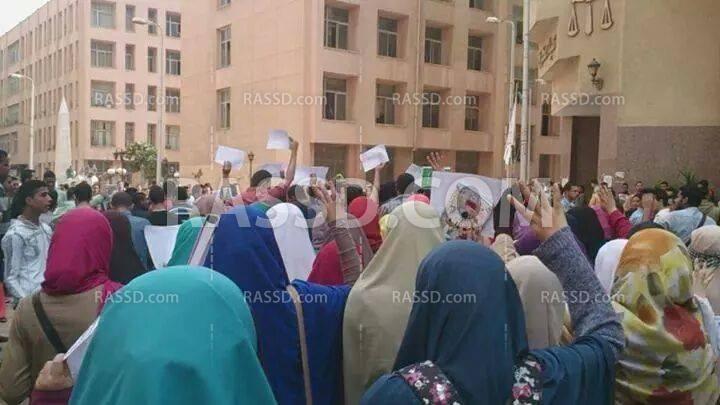 مسيرة في المجمع النظري بجامعة المنوفية تنديدًا بفصل الطلاب