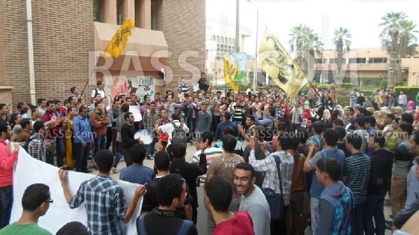 طلاب هندسة شبين الكوم يستقبلون زميلهم المعتقل في فض رابعة