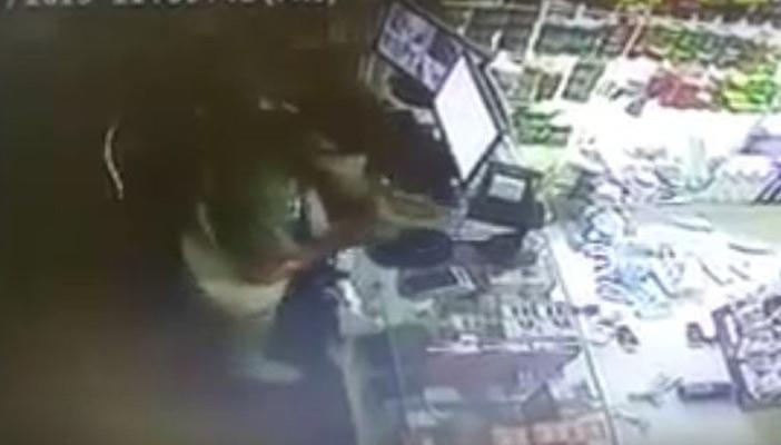 بالفيديو.. حرامي يقبّل المصحف أثناء سرقة أحد المحلات التجارية