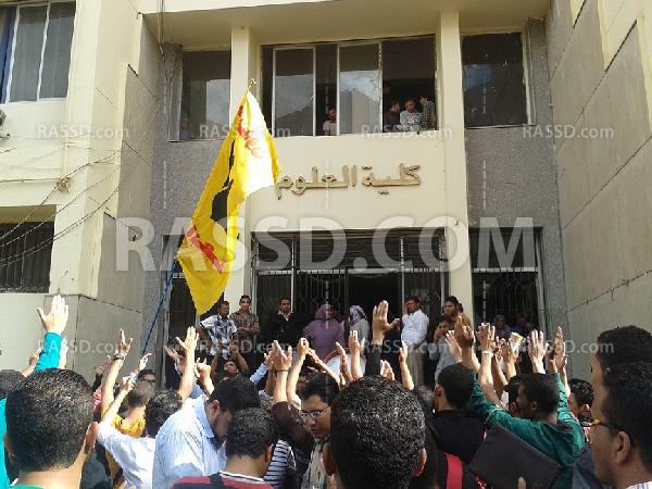 طلاب جامعة الفيوم يتظاهرون احتجاجا على اعتقال زملائهم