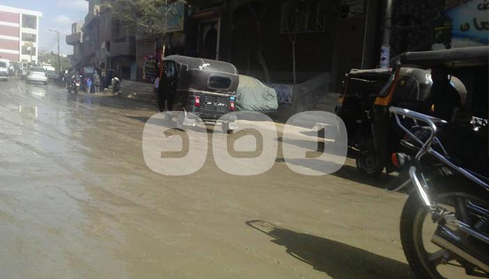 انفجار خط مياه بشارع الري بالفيوم وسط غياب تام للمسؤولين