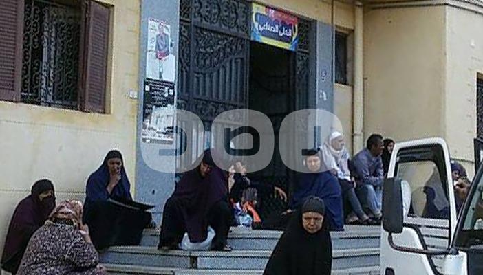 بالصور.. مستشفى إبشواي المركزي بالفيوم طوابير من المرضى وغياب للأطباء