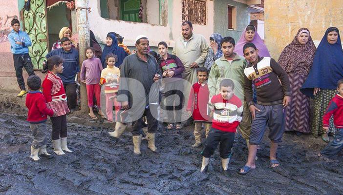 أهالي الكفر الجديد يقطعون الطريق أمام ديوان محافظة كفر الشيخ