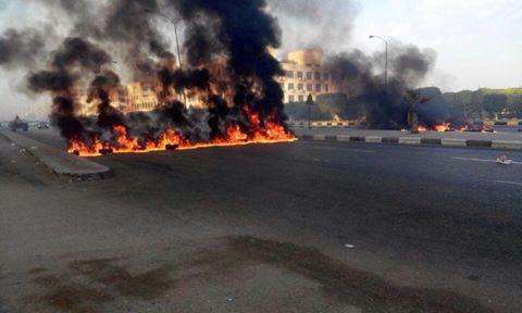 طلاب غاضبون يقطعون المحور المركزي أمام جامعة ٦ أكتوبر