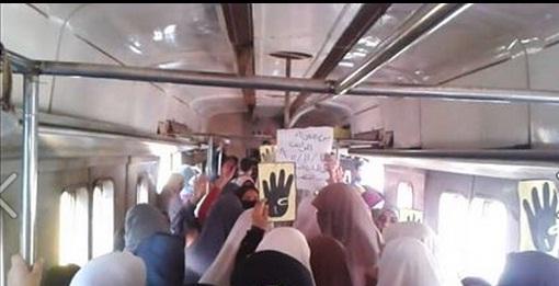 فراشة مفاجئة لطالبات أزهر تفهنا الأشراف في قطار الزقازيق