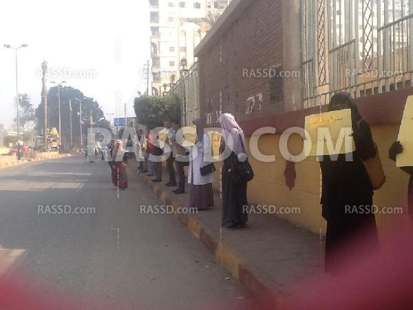 سلسلة بشرية لطب بيطرى الزقازيق ضد تحويل زميلهم لأمن الدولة