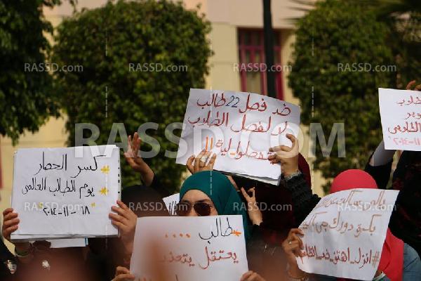 صور| طلاب “6 أكتوبر” يطالبون بالإفراج الفوري عن زملائهم