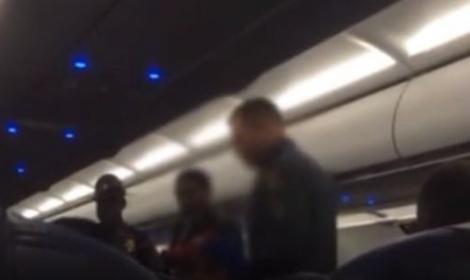 بالفيديو.. طرد أسرة عربية من على متن طائرة أميركية