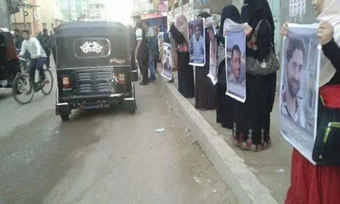 سلسلة بشرية لـ”نساء” الدقهلية أمام منازل المعتقلين