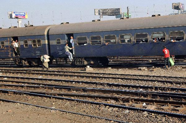 حبس عاملي مزلقان دهشور وإخلاء سبيل سائق الميني باص