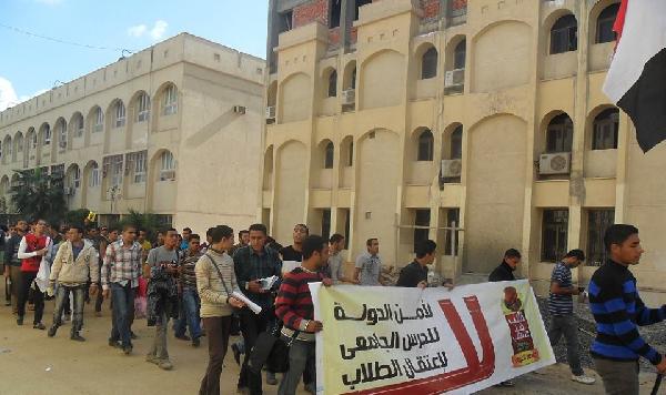 مسيرة ضد الانقلاب واعتقال الطلاب في جامعة الفيوم