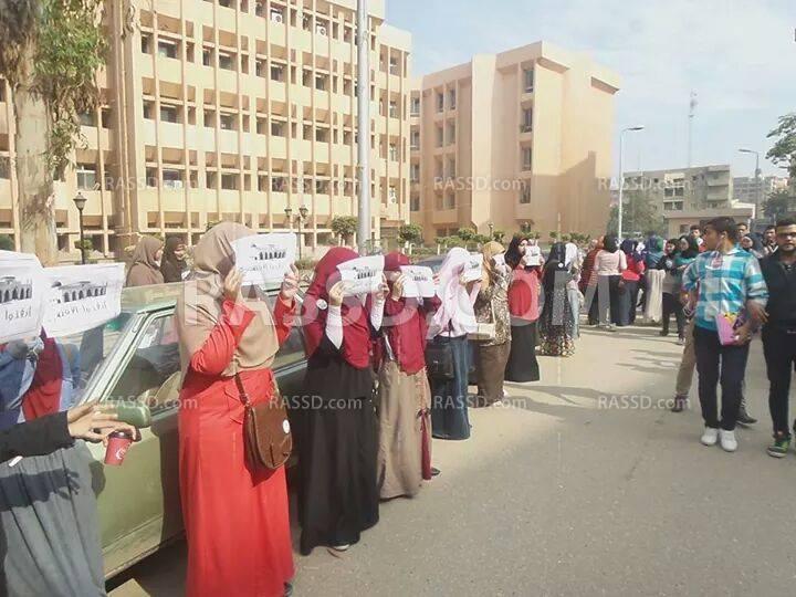 سلسلة بشرية لطلاب “المنوفية” تنديدًا بانتهاكات العسكر والاحتلال