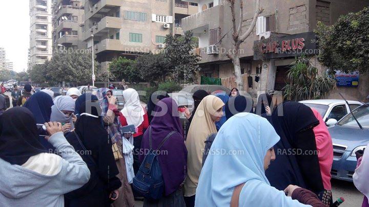 الأزهريات يتظاهرن أمام منزل “جوز الست” تنديدًا باقتحام الجامعة