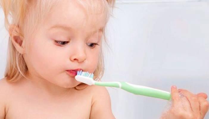 6 طرق لتشجيع طفلك على تنظيف أسنانه