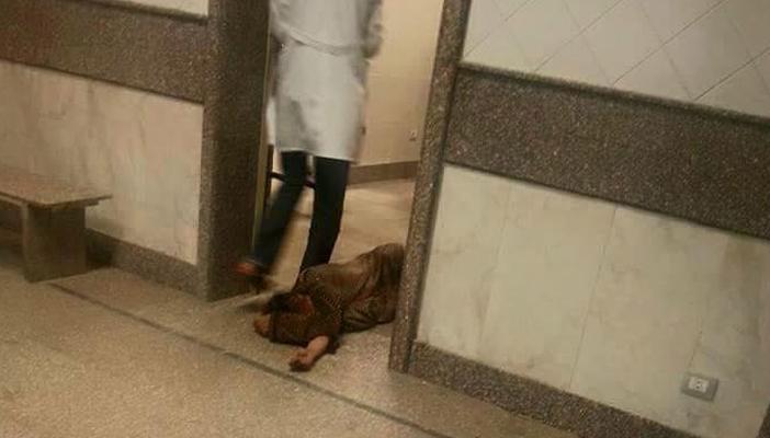 بالصور.. مريض ملقى على الأرض بمستشفى بالإسكندرية دون أدنى اهتمام