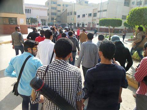 فعالية مفاجئة لطلاب الزقازيق تنديدًا باعتقال الطالبات