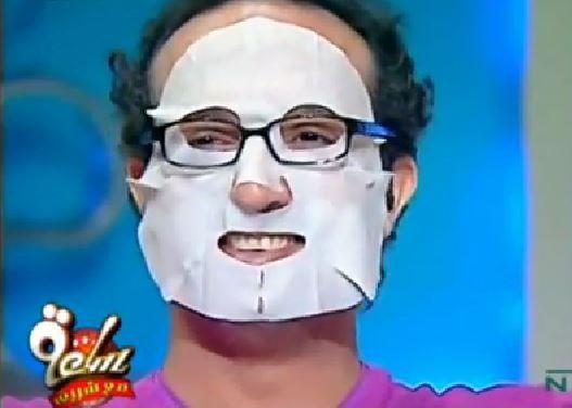 فيديو| مدكور يجرب ماسكات حريمي على الهواء