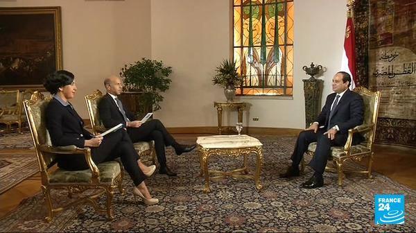 مذيعا القناة الفرنسية يضعان “رجل على رجل” بمقابلة السيسي