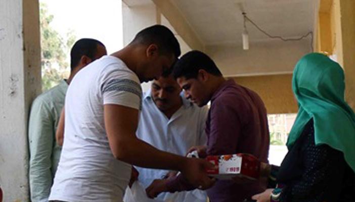 مرشح بالمعادي يوزع وجبات على الناخبين