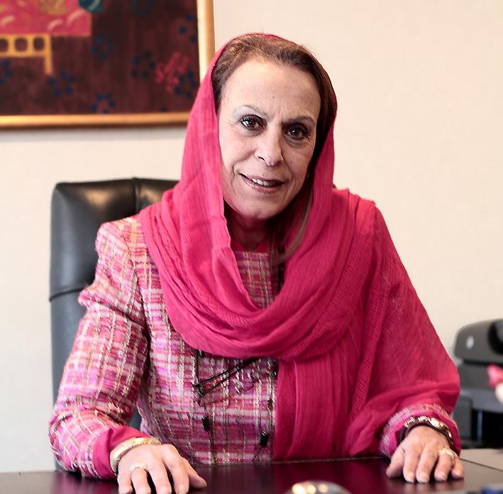 الأدلة الجنائية تعاين موقع جريمة مصرع  مديرة بنك أبوظبي الإسلامي