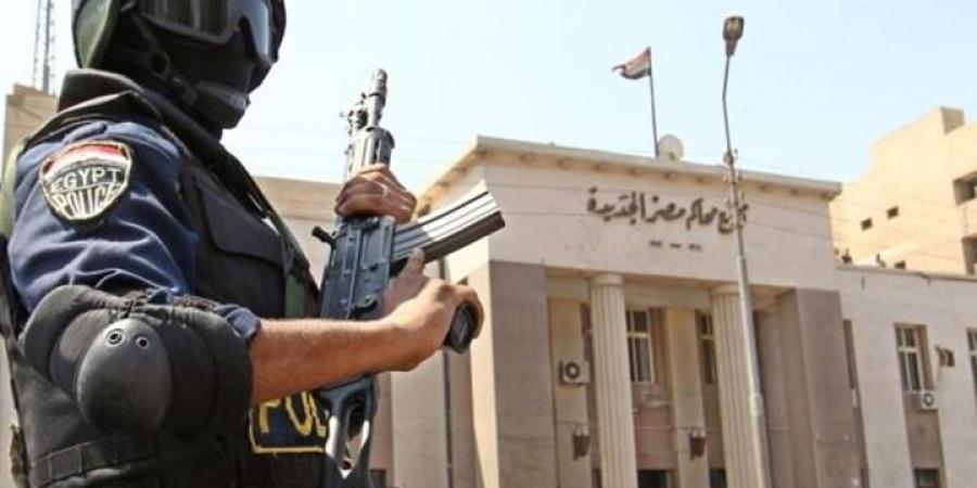 آخرهم حبس “الراحل” نور شريف.. 5 أحكام قضائية أثارت سخرية المصريين