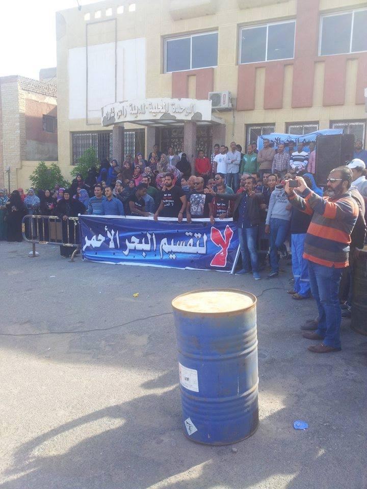 أهالي “رأس غارب” يضربون عن الطعام رفضًا لانضمامهم إلى “المنيا”