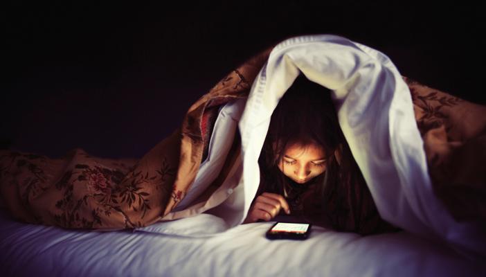 “ديلي ميل”: تصفح هاتفك قبل النوم يفقدك البصر