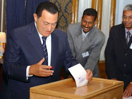 المخلوع ونجله وشيخ الأزهر والسيسي ورئيس الوزراء في لجنة انتخابية واحدة