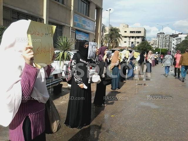 وقفة لطالبات “علوم ‫‏المنصورة‬” تنديدًا باعتقال الفتيات