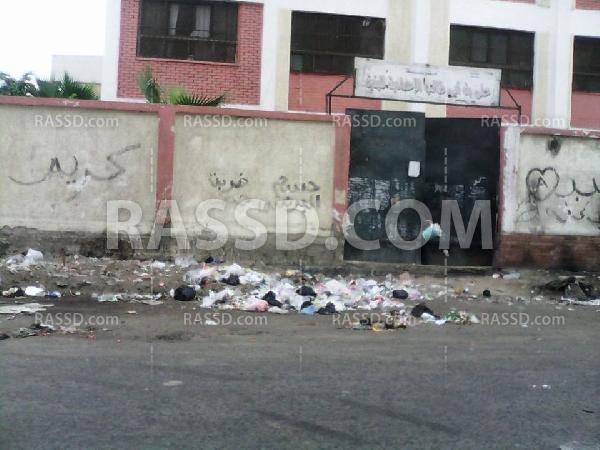 صور| تلال القمامة تهدد صحة طلاب مدارس بورسعيد