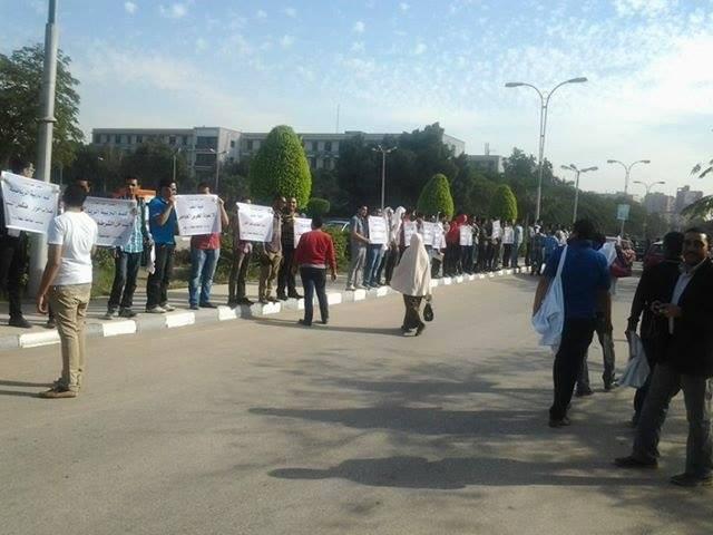 سلسلة بشرية لإتحاد طلاب جامعة أسيوط ضد التدخل الأمني