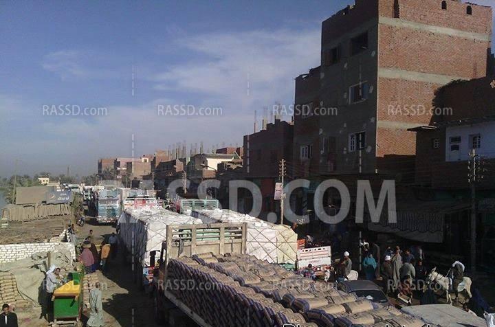 صور..شلل تام على طريق الفيوم بني سويف بعد تعطل سيارة