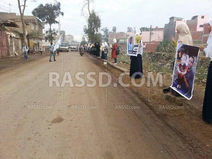 سلسلة بشرية منددة بالاعتقالات العشوائية في قرية ‫‏بهوت‬ بالدقهلية