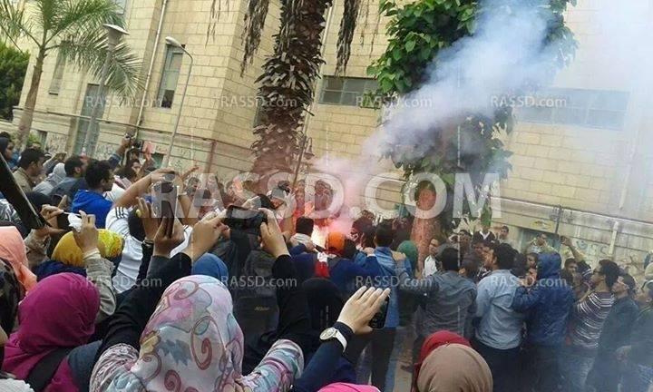 مسيرة في جامعة القاهرة تنديدًا بفصل الطلاب والأساتذة