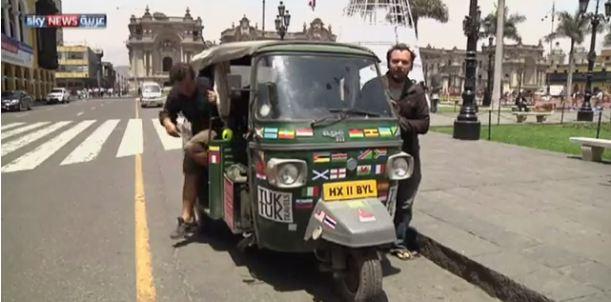 بريطانيان يعبران العالم بعربة توك توك