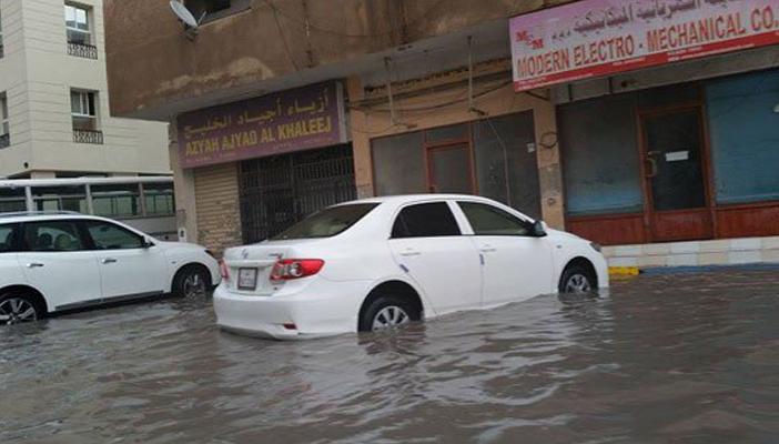 إحالة ٥ شركات في قطر إلى التحقيق بسبب تراكم الأمطار في الشوارع