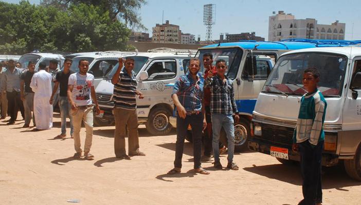 سائقو الأجرة بالإسماعيلية يعلقون إضرابهم حتى إلغاء قرار نقل الموقف