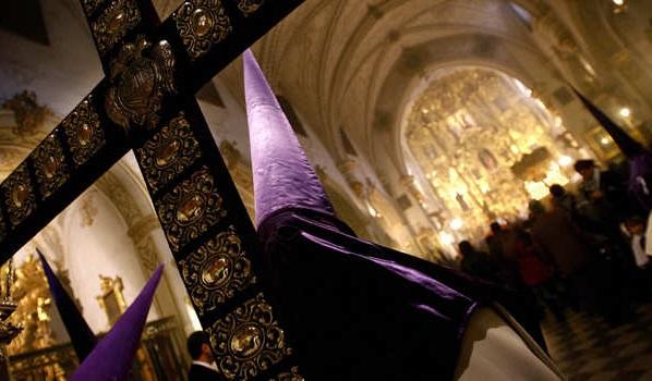 اعتقال 4 قساوسة إسبان لاعتدائهم جنسيًا على طفل