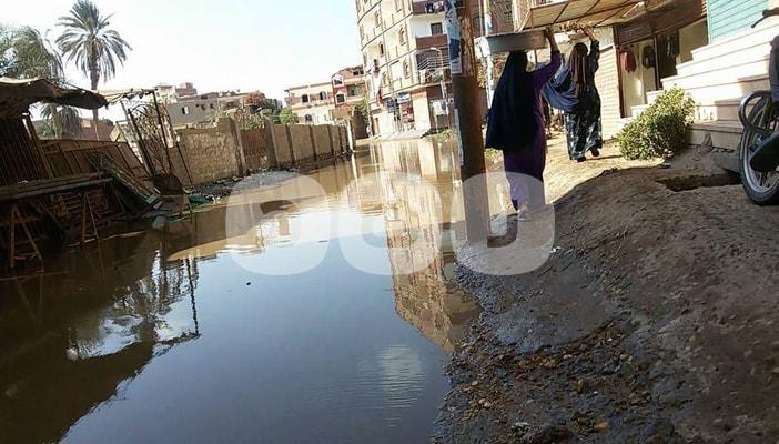بالصور.. برك مياه الصرف الصحي تحاصر المواطنين بالفيوم