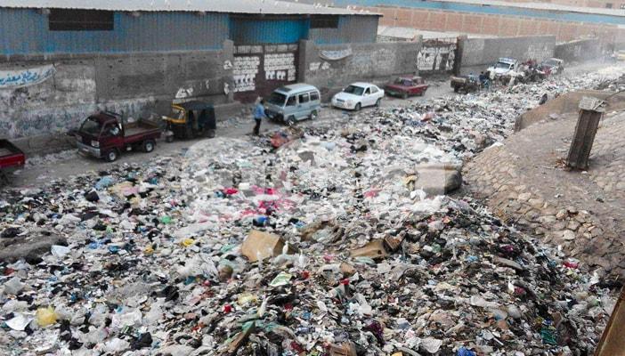 أطنان القمامة تحاصر شوارع «بشتيل».. والأهالي: المسؤولون في «غيبوبة»