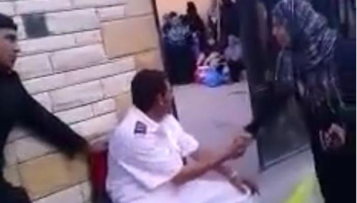 بالفيديو.. أمين شرطة يتقاضى رشوة من أهالي المسجونين بالإسكندرية