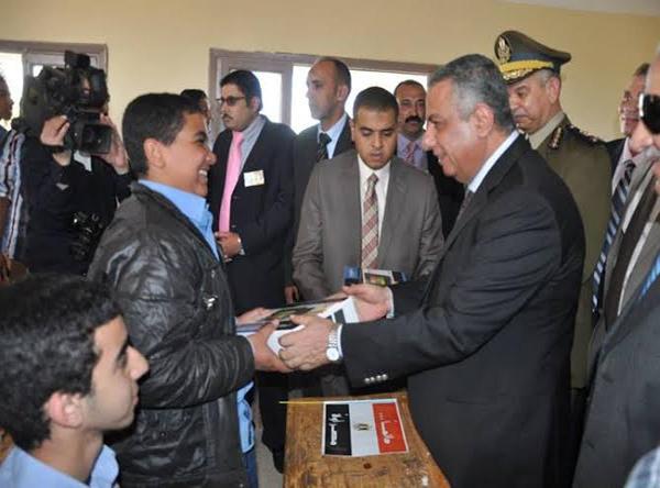 سحب “التابلت” من طلاب الوادي الجديد بعد توزيعه عليهم أمس