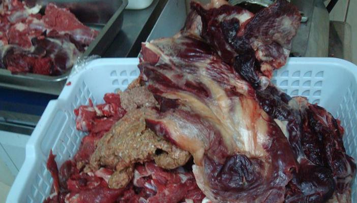 ضبط طن وربع من اللحوم الفاسدة داخل مطعم شهير بفيصل