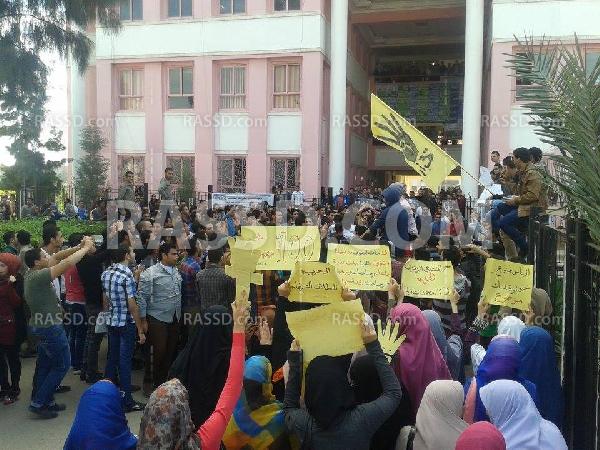 وقفة احتجاجية لطلاب المعهد العالى للهندسة بكفر الشيخ