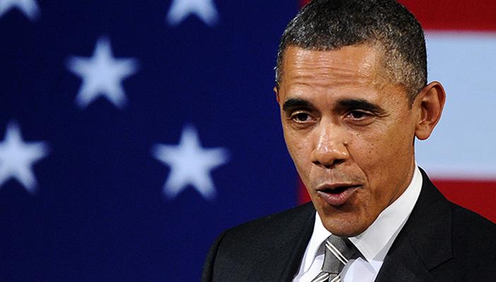 بالفيديو.. أوباما يسخر من مرشحين للرئاسة أثناء العفو عن الديك الرئاسي